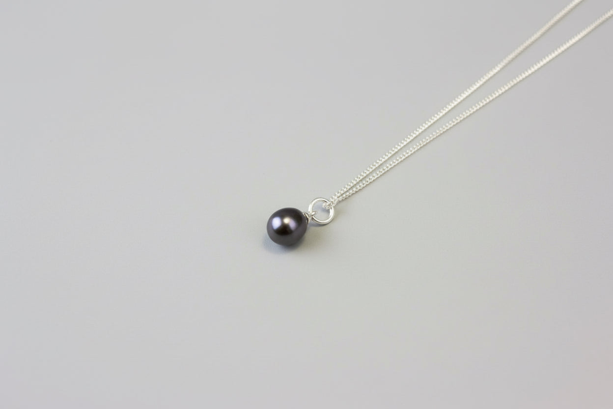 Dark pearl necklace on fine curb chain
