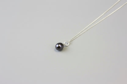 Dark pearl necklace on fine curb chain