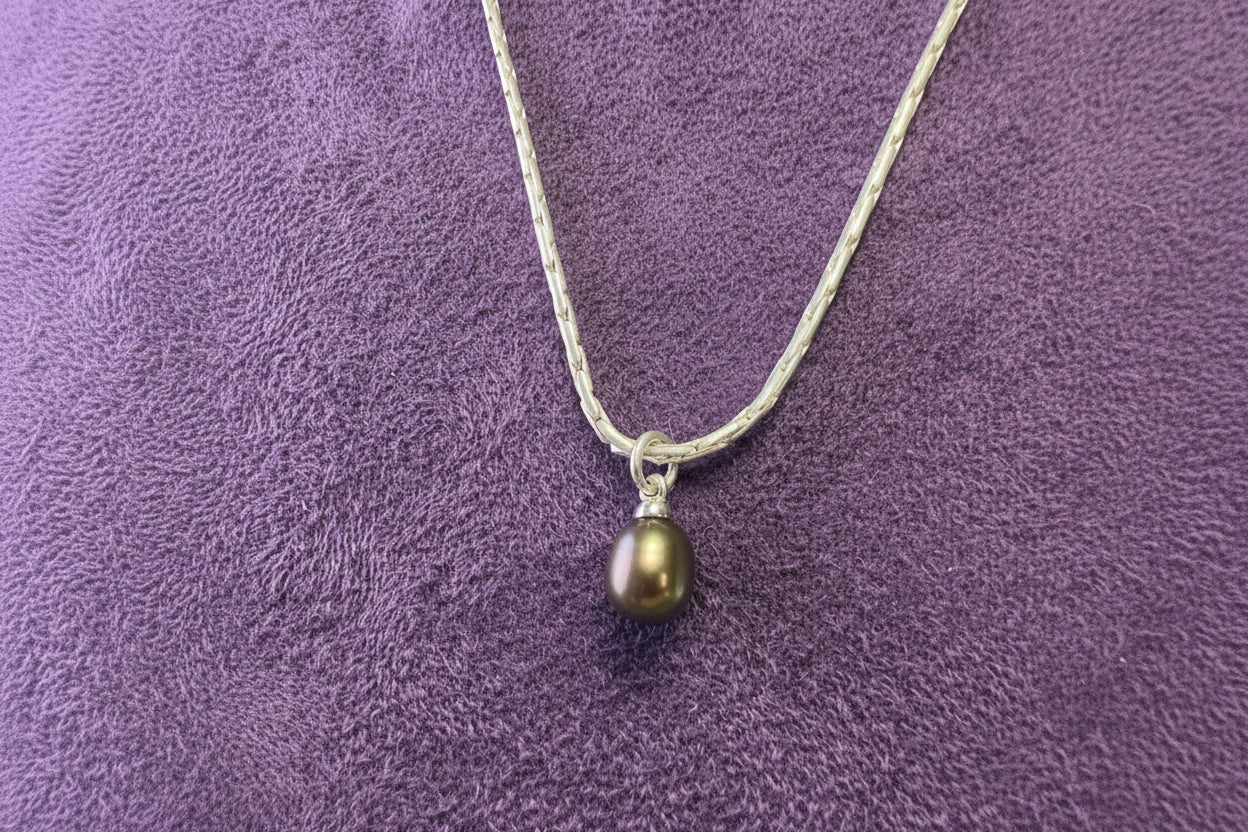 Dark pearl drop pendant on chain