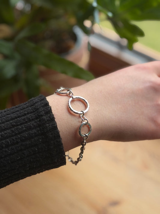 There hammered link chain bracelet
