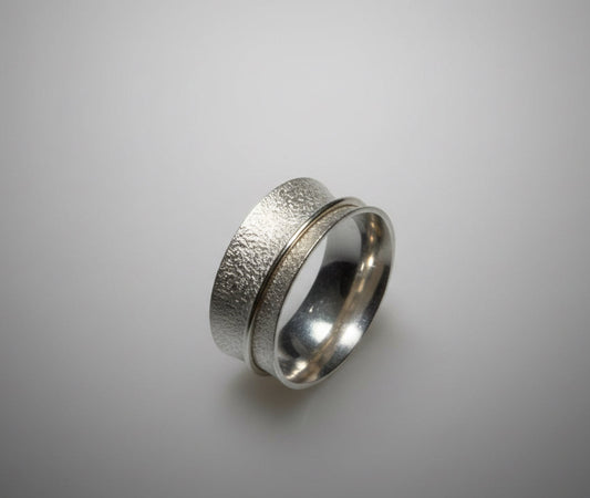 Spinner ring with gold spinning band