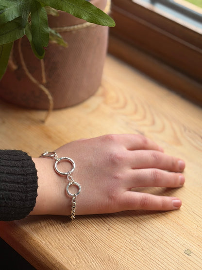 There hammered link chain bracelet
