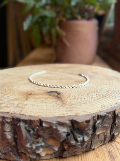 8.5” belcher chain bracelet on wood, with plant pot in the background