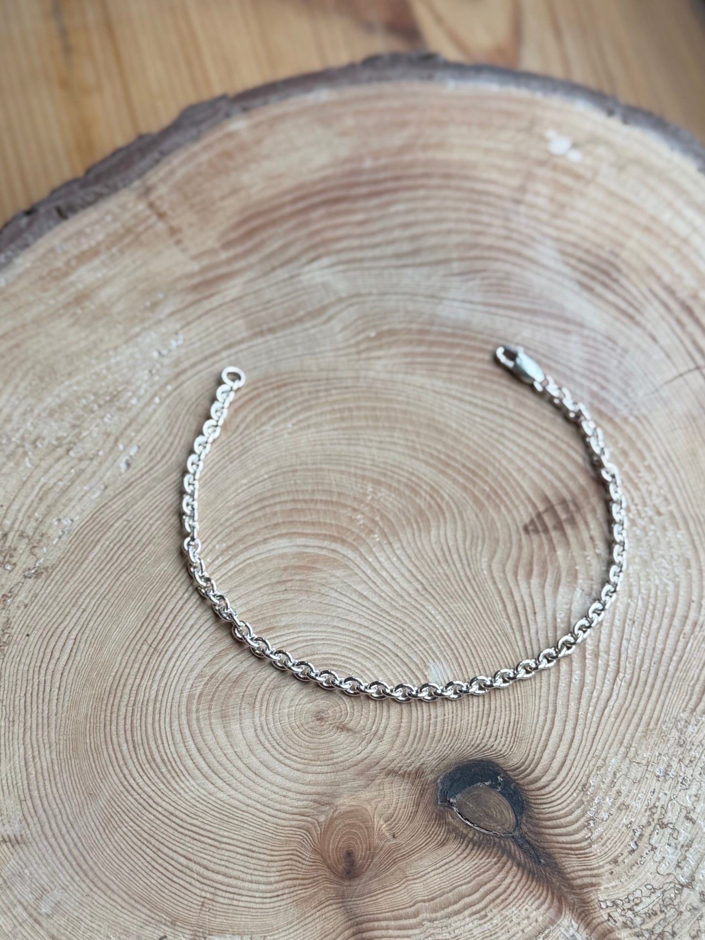 8.5” silver belcher chain bracelet on wooden background