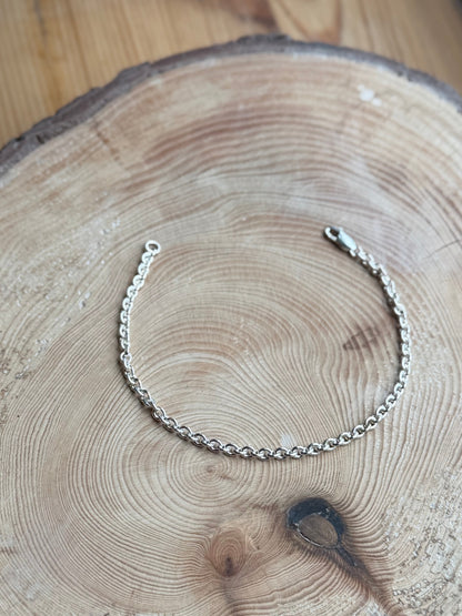 8.5” silver belcher chain bracelet on wooden background