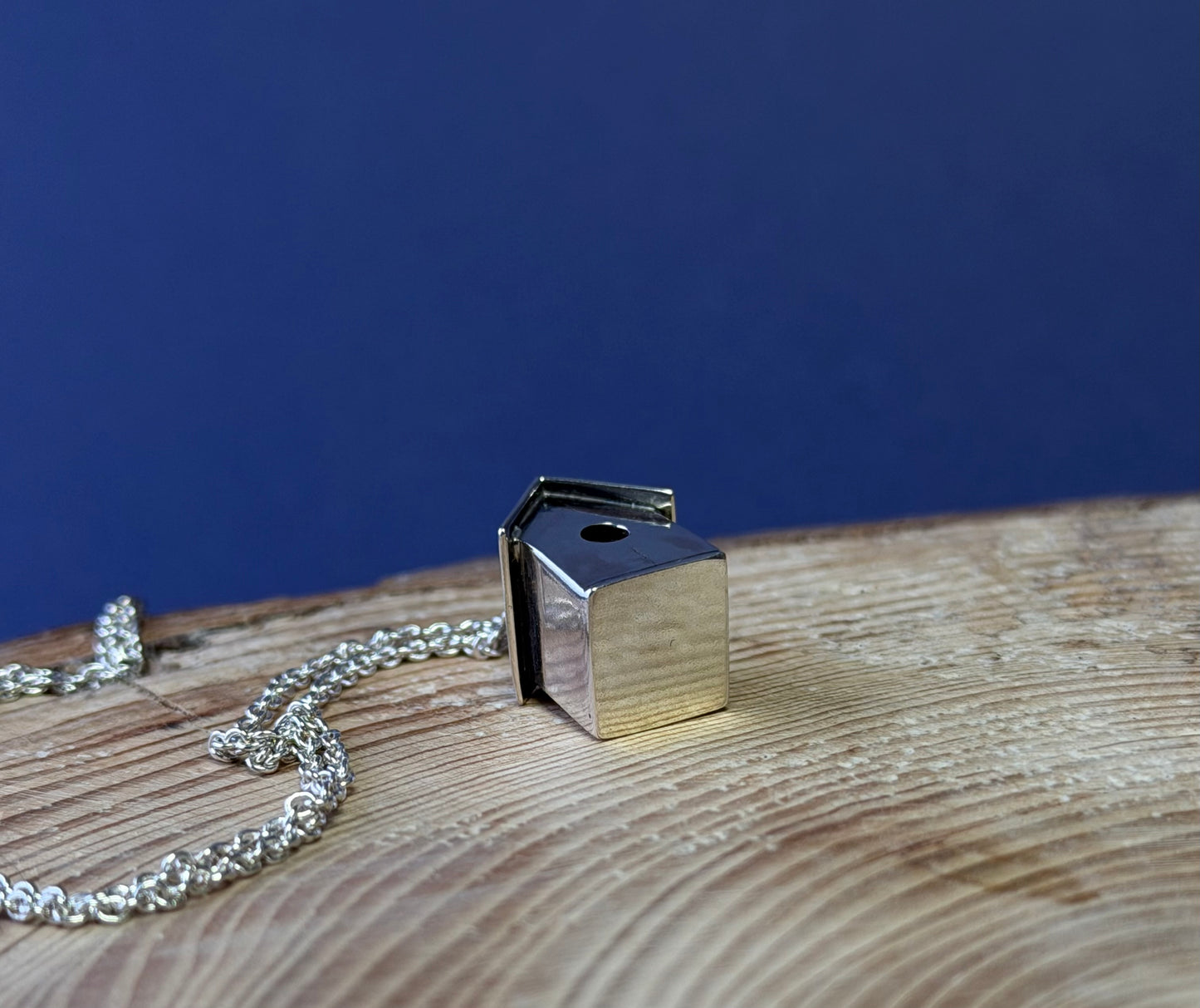 Birdhouse pendant showing base
