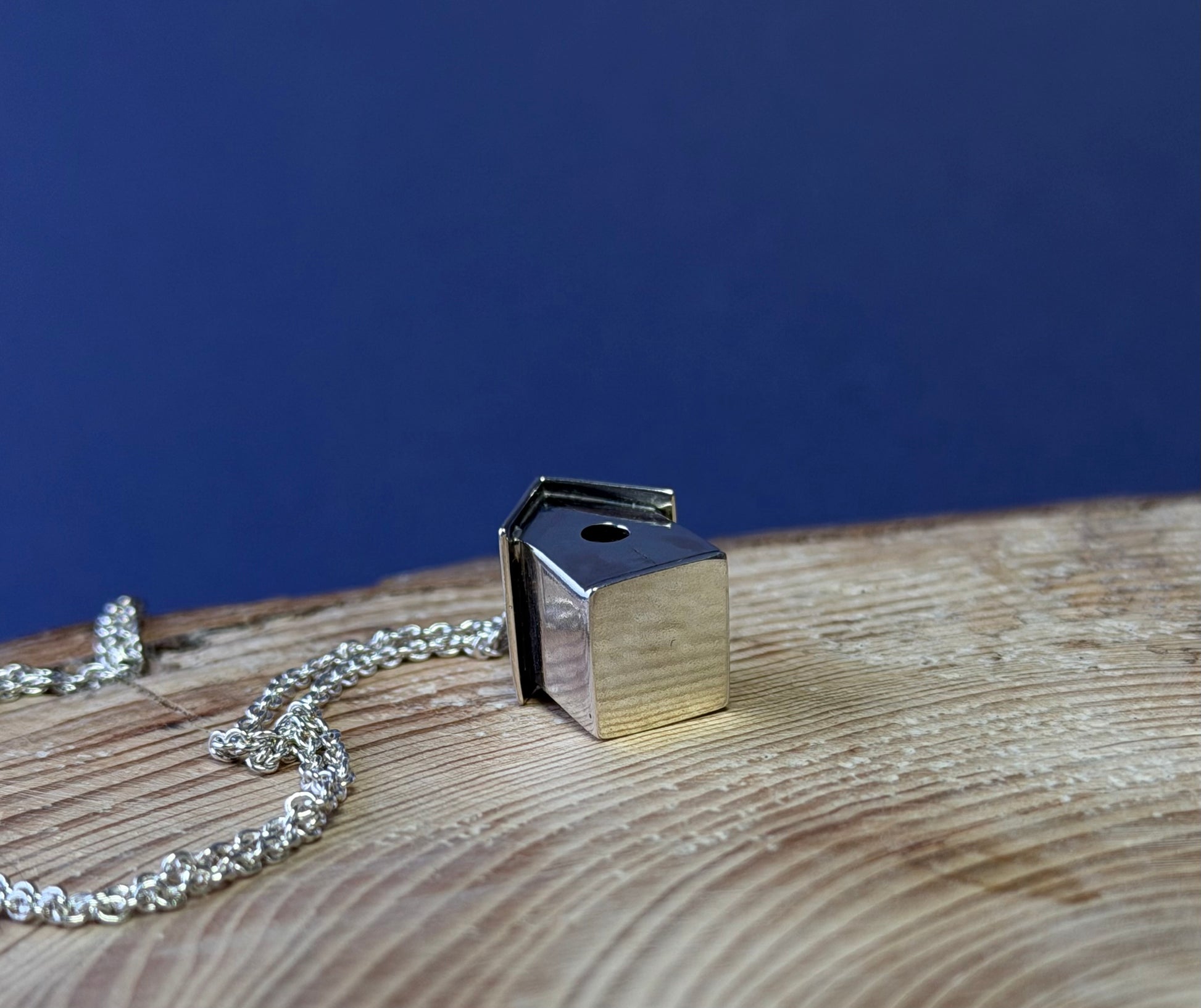 Birdhouse pendant showing base
