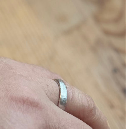 Hammered and satin finish court shaped band