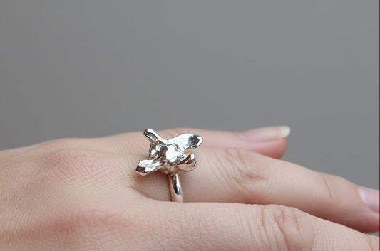 Alchemy molten splash ring in silver on hand